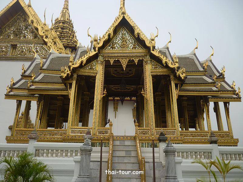 พระที่นั่งอาภรณ์พิโมกข์ปราสาท พระที่นั่งอาภรณ์พิโมกข์ปราสาท